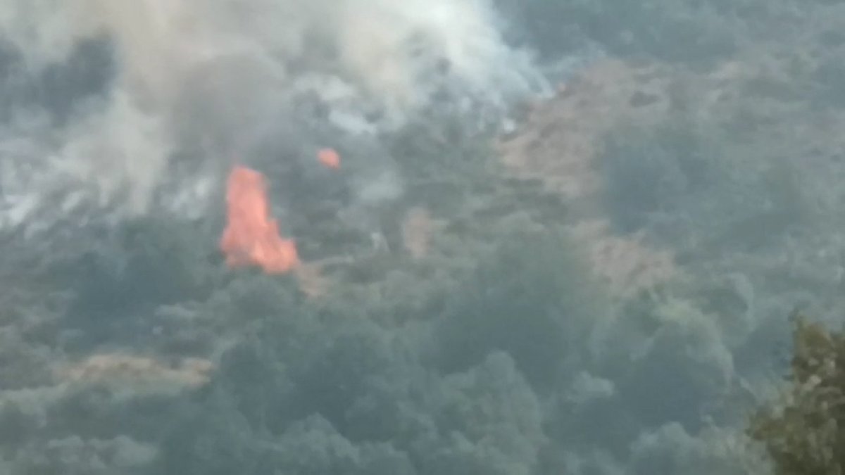 Fuego en Valdeón: así avanzan las llamas hacia las naves industriales en Santa Marina