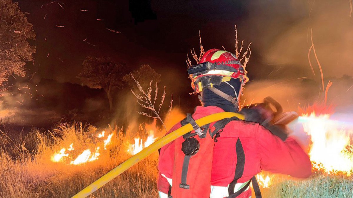 Una agente de la Unidad Militar de Emergencias (UME) trabaja en las labores de extinción del incendio, a 12 de agosto de 2025, en Tres Cantos, Madrid (España).
