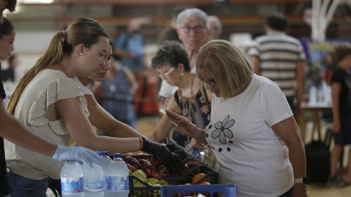 Varias personas evacuadas, en el pabellón municipal de La Bañeza, a 13 de agosto de 2025, en La Bañeza, León, Castilla y León (España).