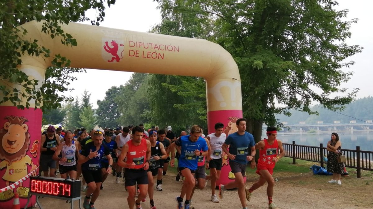 Momento de la salida de la Carrera Popular de Santa Marina del Rey.
