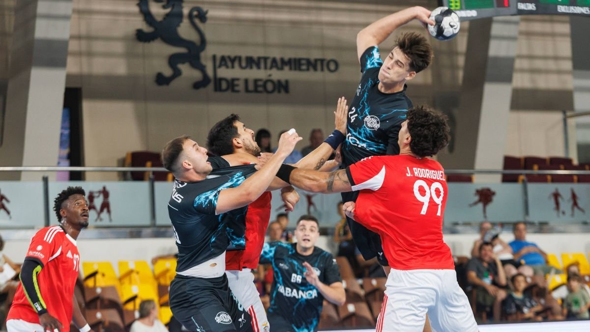 El Ademar no pudo responder a las armas que esgrimió el Benfica en el partido.