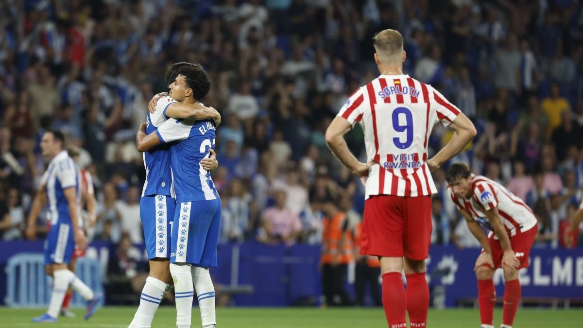 Los jugadores del Espanyol celebran la victoria después de remontar el gol inicial del Atlético.