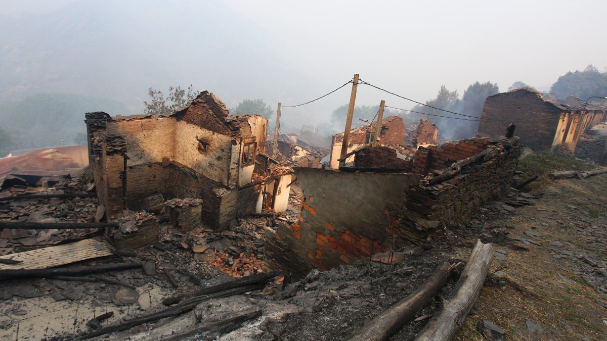 El pueblo de Lusio (León), arrasado por el fuego.