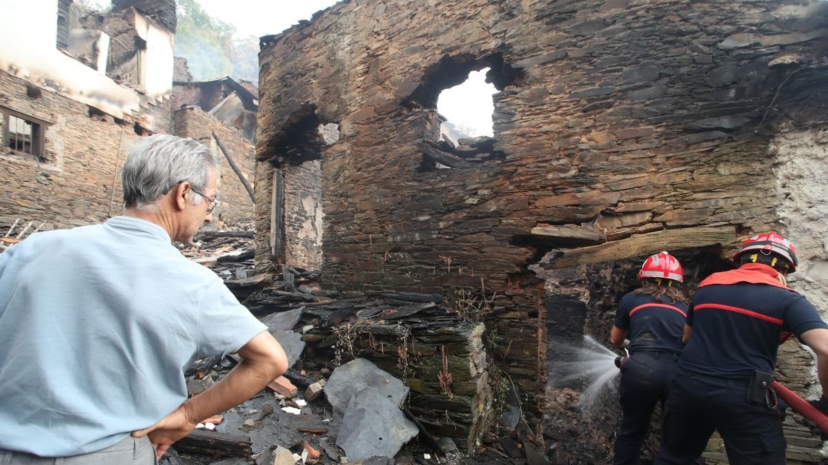 Vecino de Lusio vigila los trabajos del operativo contra los incendios.