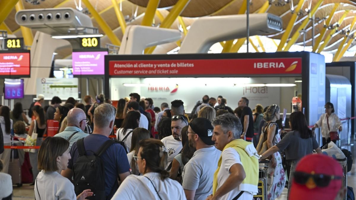 Colas ante los mostradores de atención al cliente de Iberia.