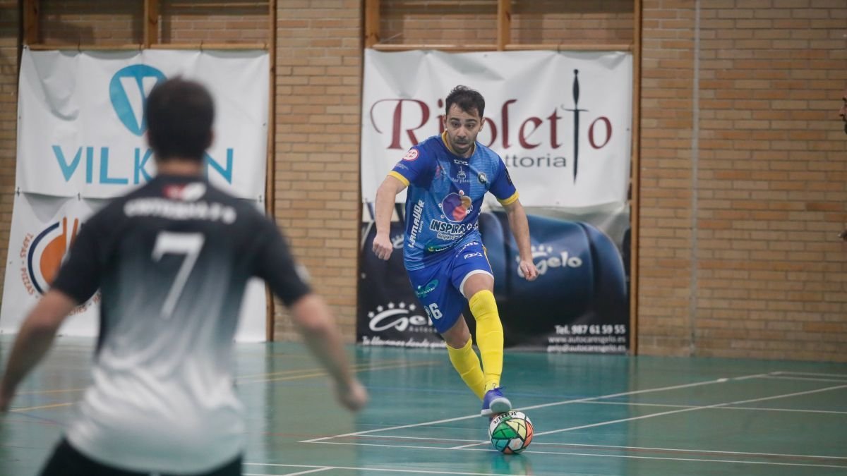 Arce, con el balón controlado, será una de las dos bajas del equipo leonés en Praga.