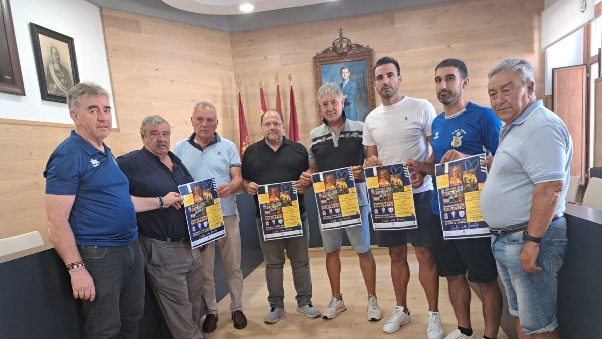 Presentación del Triangular Solidario de fútbol en el Ayuntamiento de La Bañeza.