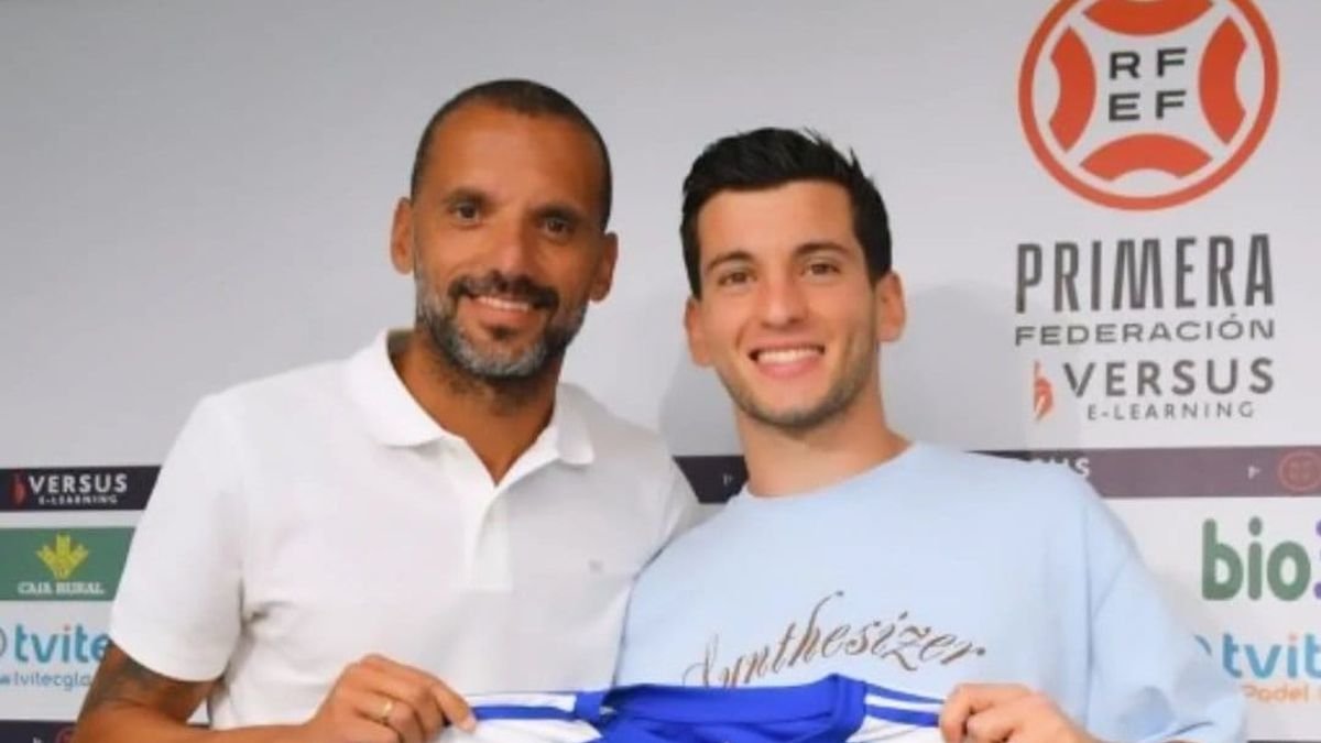 Yuri acompaña a Vasco Sousa en su presentación.