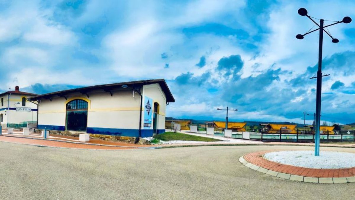 Factor Espacio San Feliz y La Casona, en San Feliz de Torío, conforman un espacio cultural impulsado por el editor Héctor Escobar.