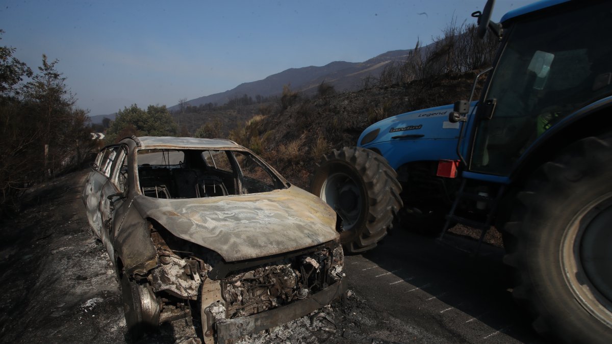 Un vehículo quemado en el incendio de Anllarinos