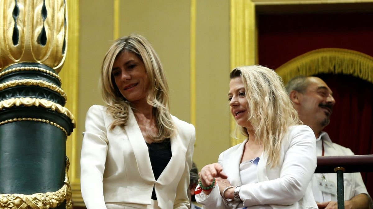 Begoña Gómez, junto a Cristina Alvarez, en la tribuna de público en el Congreso.