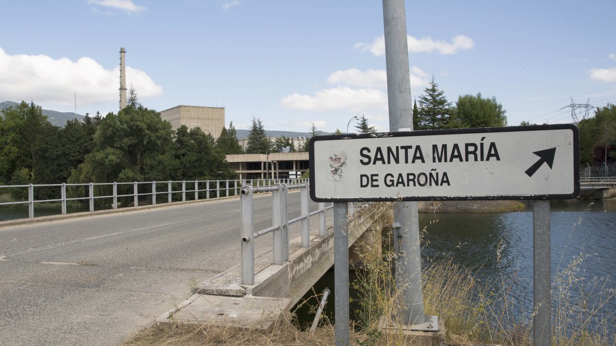 Acceso principal de la central nuclear de Santa María de Garoña (Burgos).