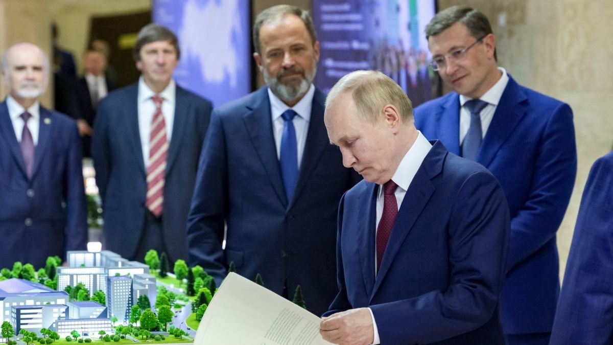 Putin visita el Centro Nuclear Federal Ruso donde se investiga Física Experimental.