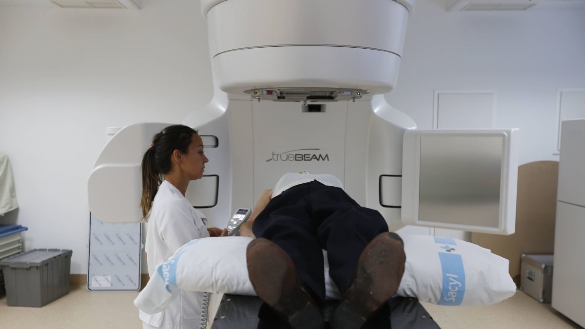 Un paciente recibe tratamiento de radioterapia.