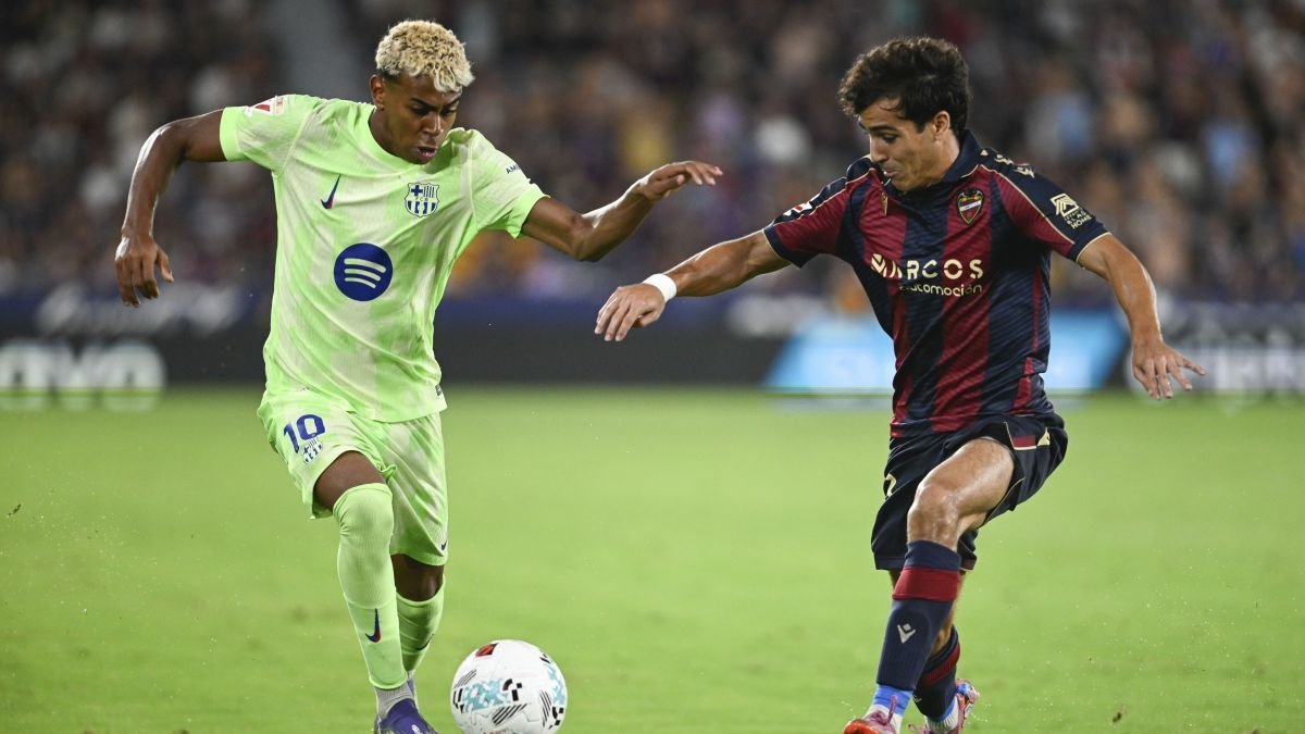 Lamine Yamal trata de superar a un jugador del Levante.