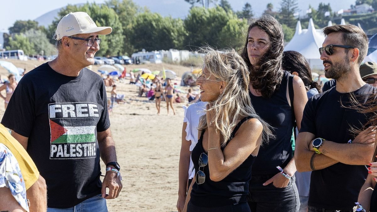 Yolanda Díaz (c) ayer en la playa de Nigrán, en una protesta a favor de Gaza.