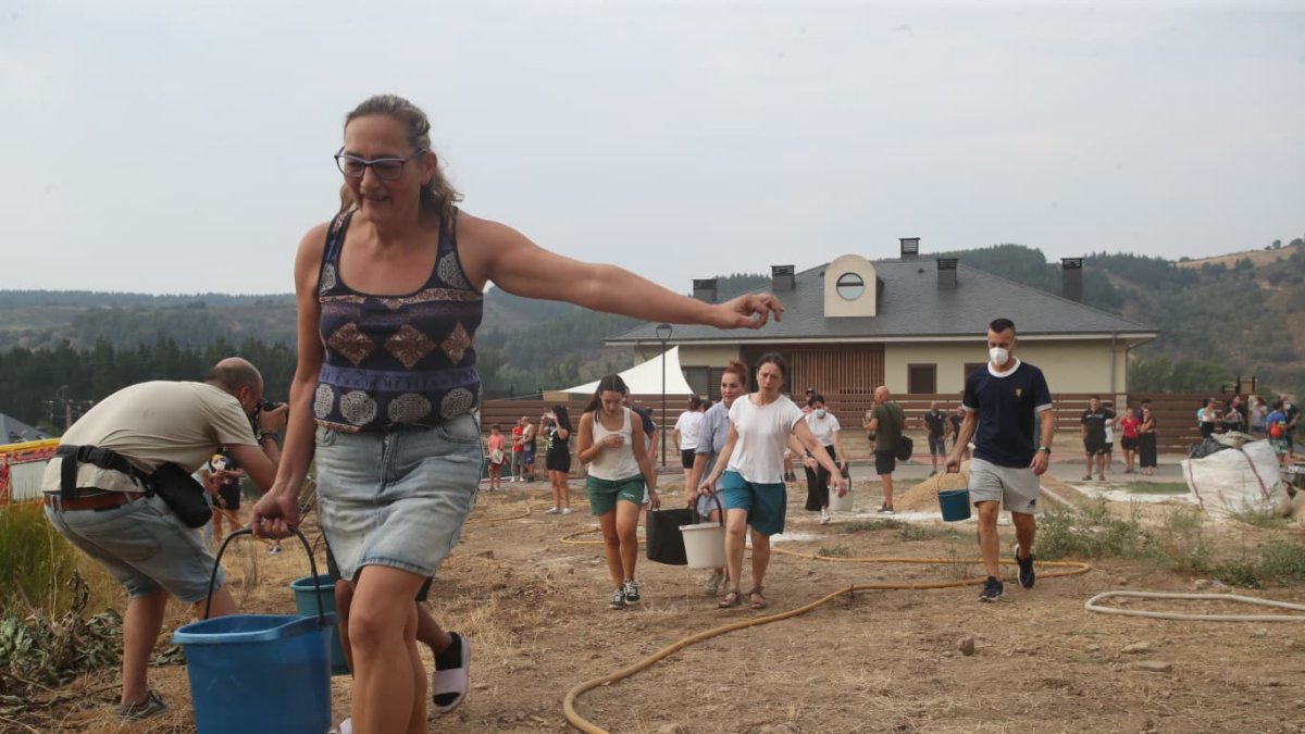 Los vecinos luchan contra el fuego en Molinaseca