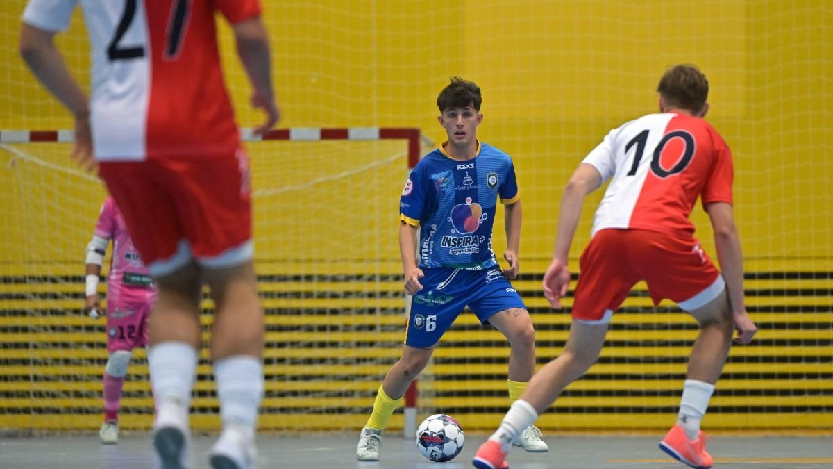 Moyano, autor de dos goles, en un lance ante los checos.