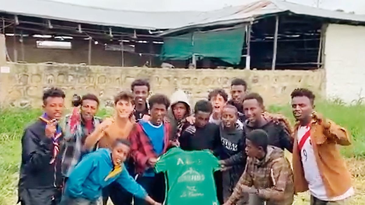 Uno de los hermanos Delas junto a otros tres jóvenes con la camiseta del Atlético Astorga.