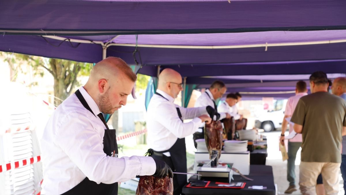 Los cortadores durante el concurso.  Público asistente a la feria.