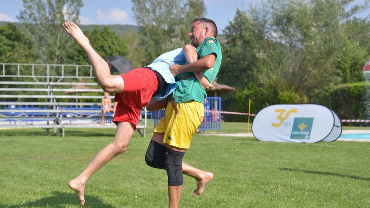 David Villalba y Carlos Mondelo en su cara a cara en el corro celebrado en Matallana de Torío en el que los líderes no dieron opción a sus perseguidores.