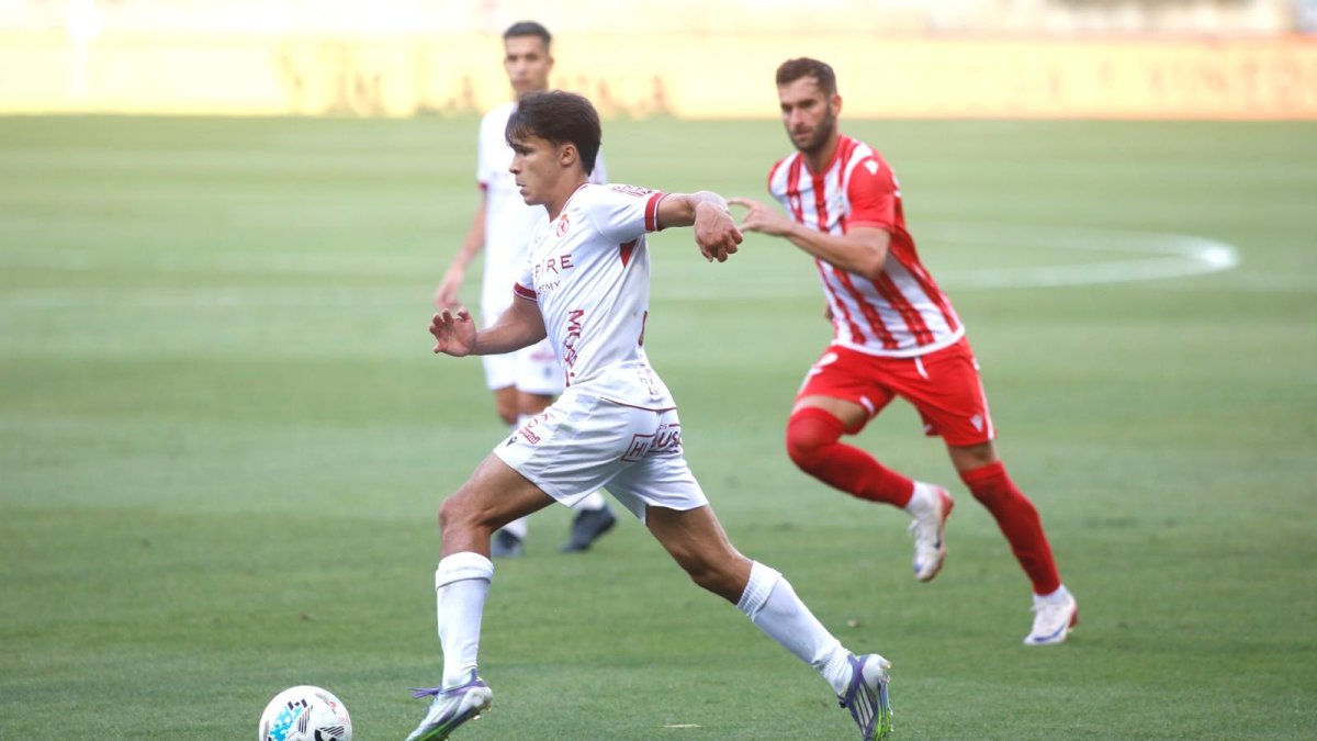 Juan Larios se mostró muy activo con sus servicios al área rival.