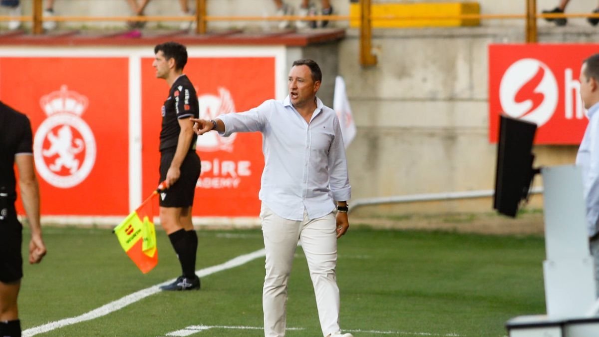 Llona corrige a su equipo desde la banda.