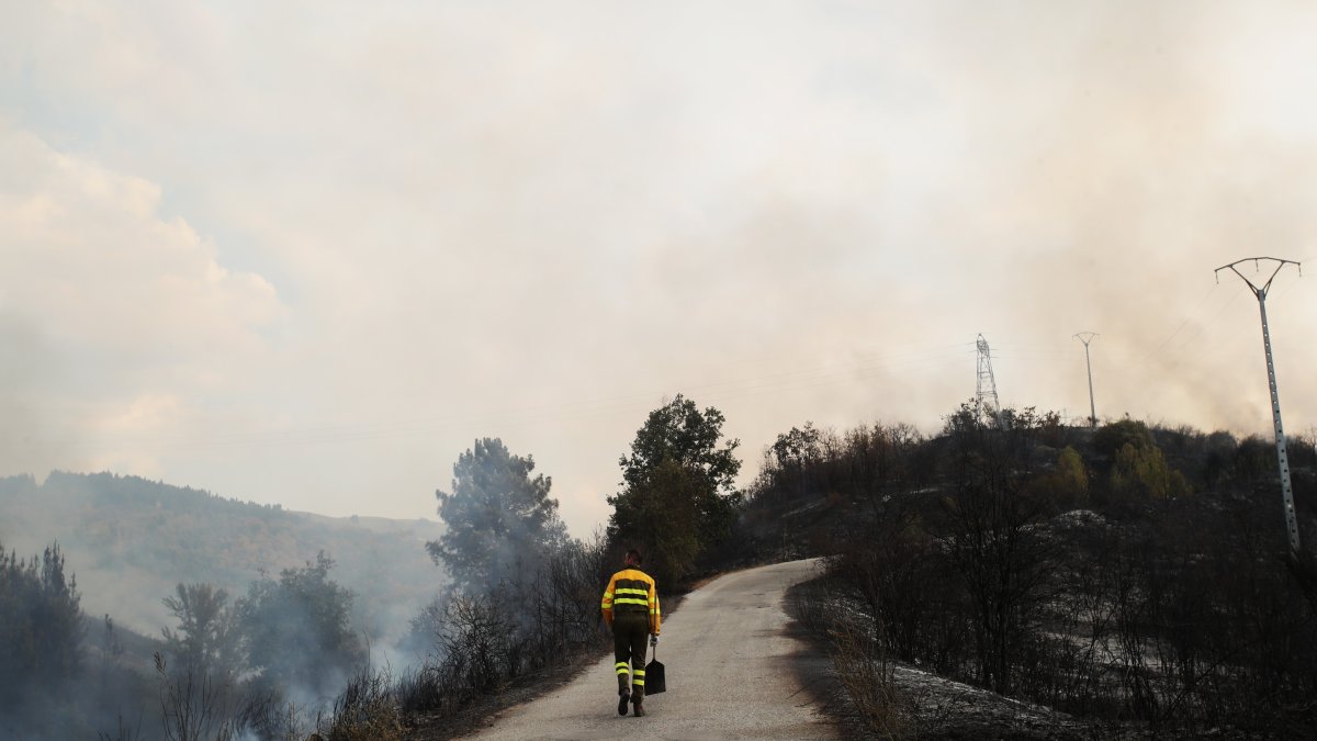 León tiene nueve carreteras cortadas por los incendios.