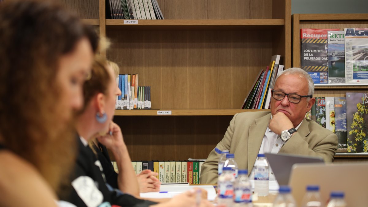 El consejero de Cultura, Turismo y Deportes de la Junta, Gonzalo Santonja, este lunes en Carucedo, presidiendo el Patronato de la Fundación Las Médulas.