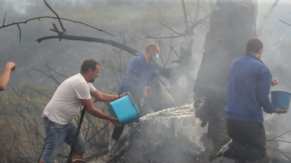 Vecinos apagando el fuego desatado en Molinaseca la tarde del pasado domingo 24 de agosto.