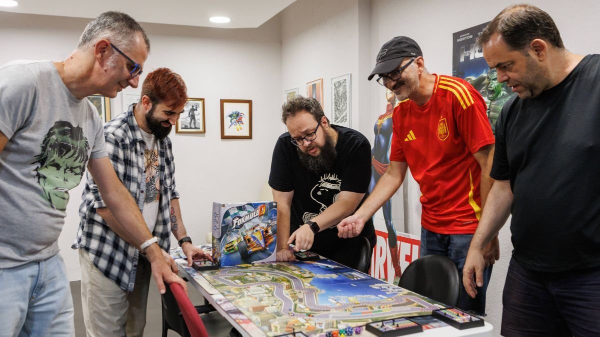 Varios amigos se juntan para jugar en Nivel 13. Carmen G. Giménez, con su primer juego de mesa.
