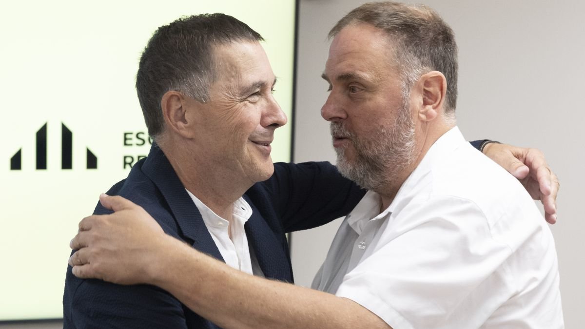 Los líderes de Bildu y ERC, Arnaldo Otegi y Oriol Junqueras, ayer, en San Sebastián.