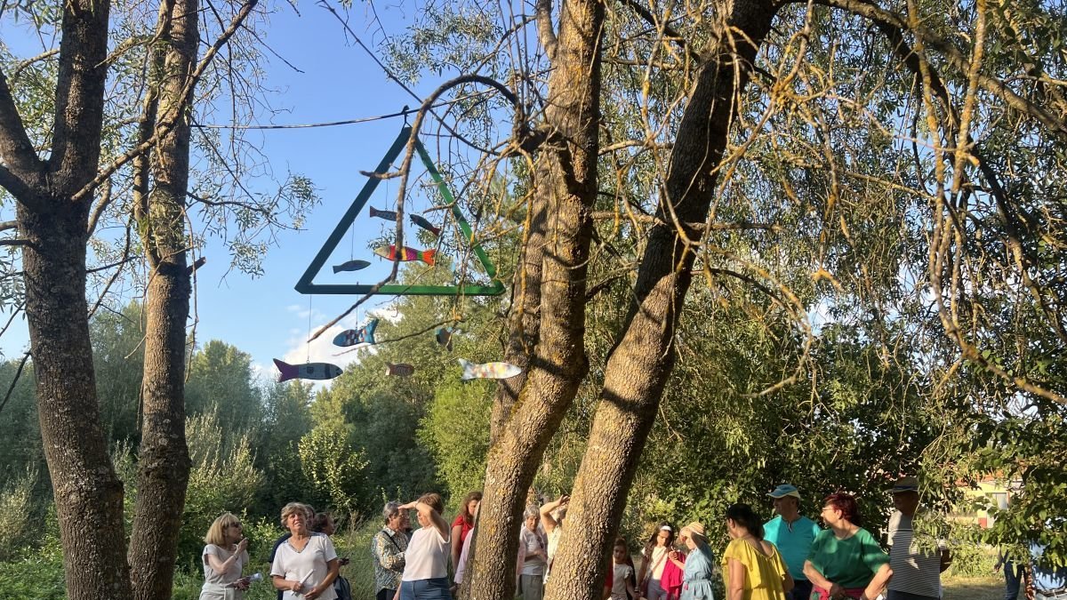 Vecinos y vecinas de Modino y Vidanes colgaron en el paseo del río unas truchas de madera a modo de símbolo.