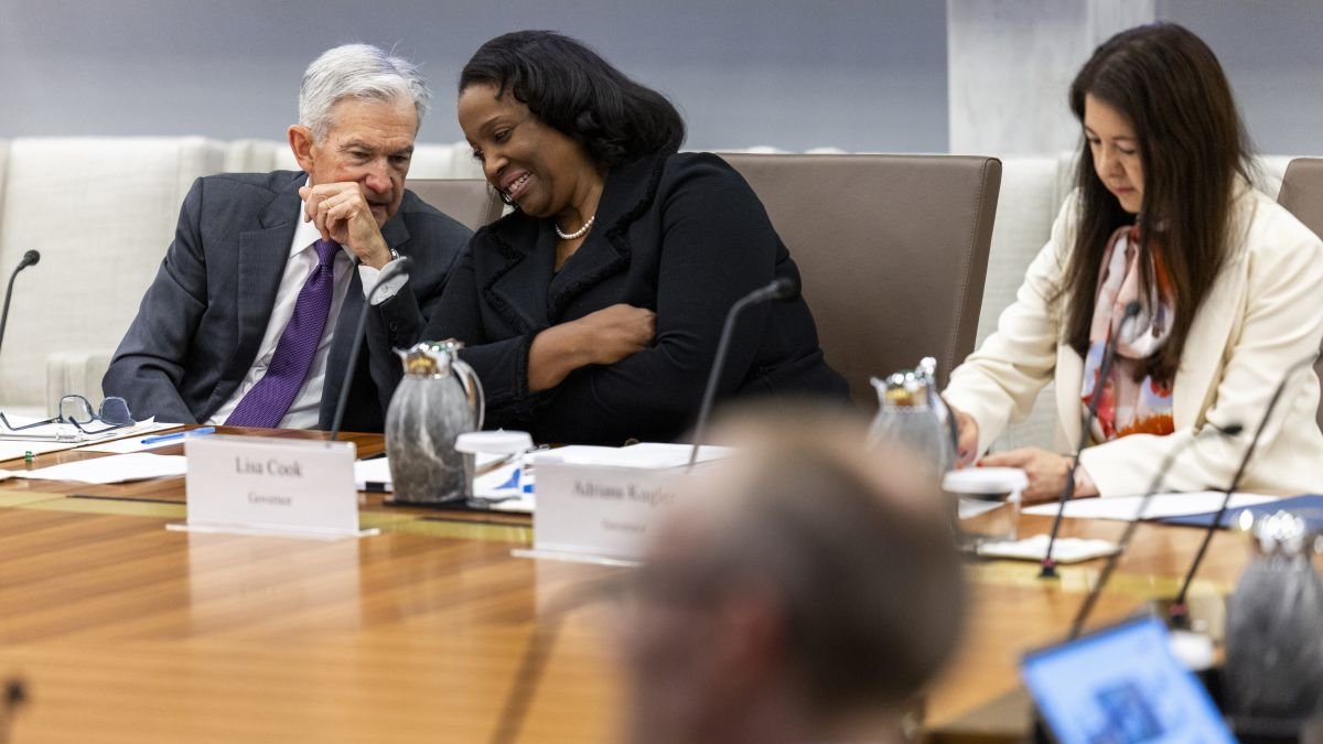 El presidente de la Reserva Federal con Liza Cook.