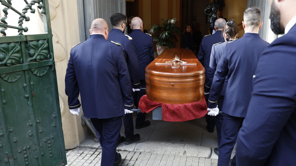 V Madridu odprli žalno kapelo za Manuela de la Calva, člana skupine Dúo Dinámico