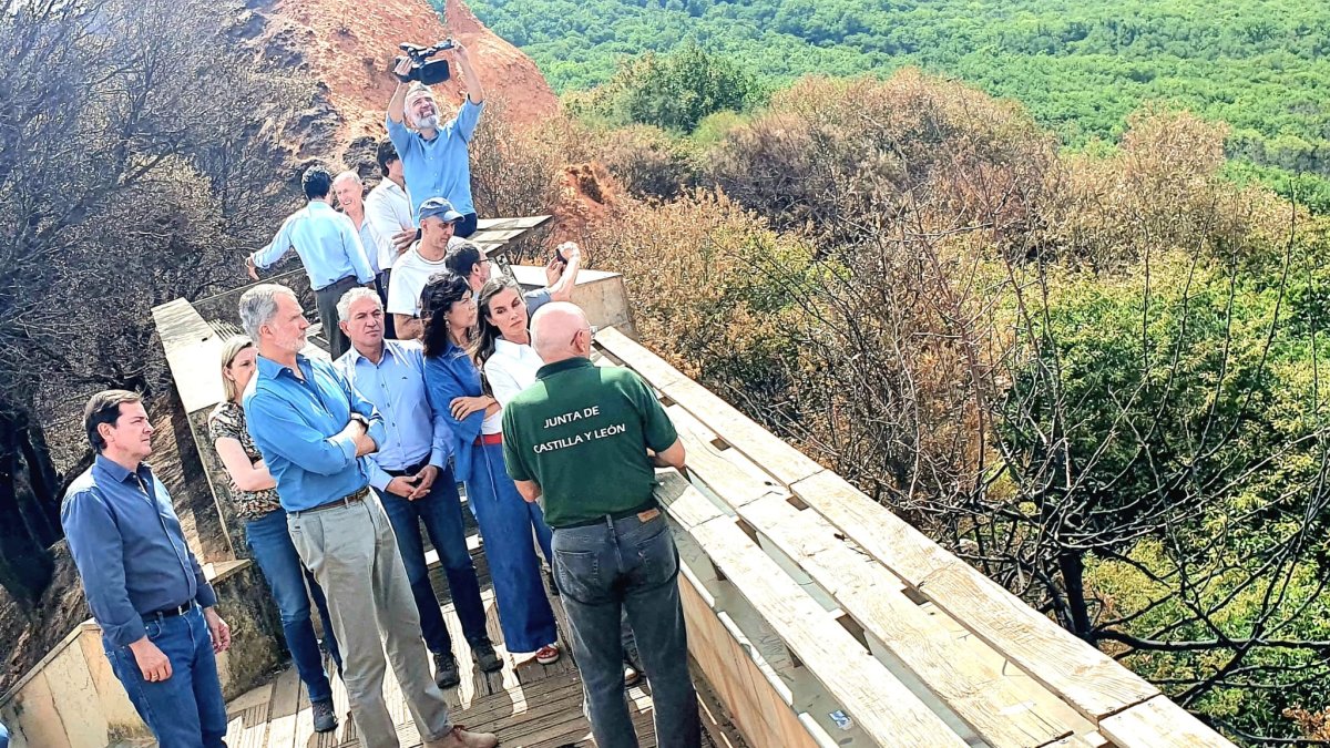 Los reyes con el presidente de la Junta y la ministra de Igualdad en el mirador de Orellán.