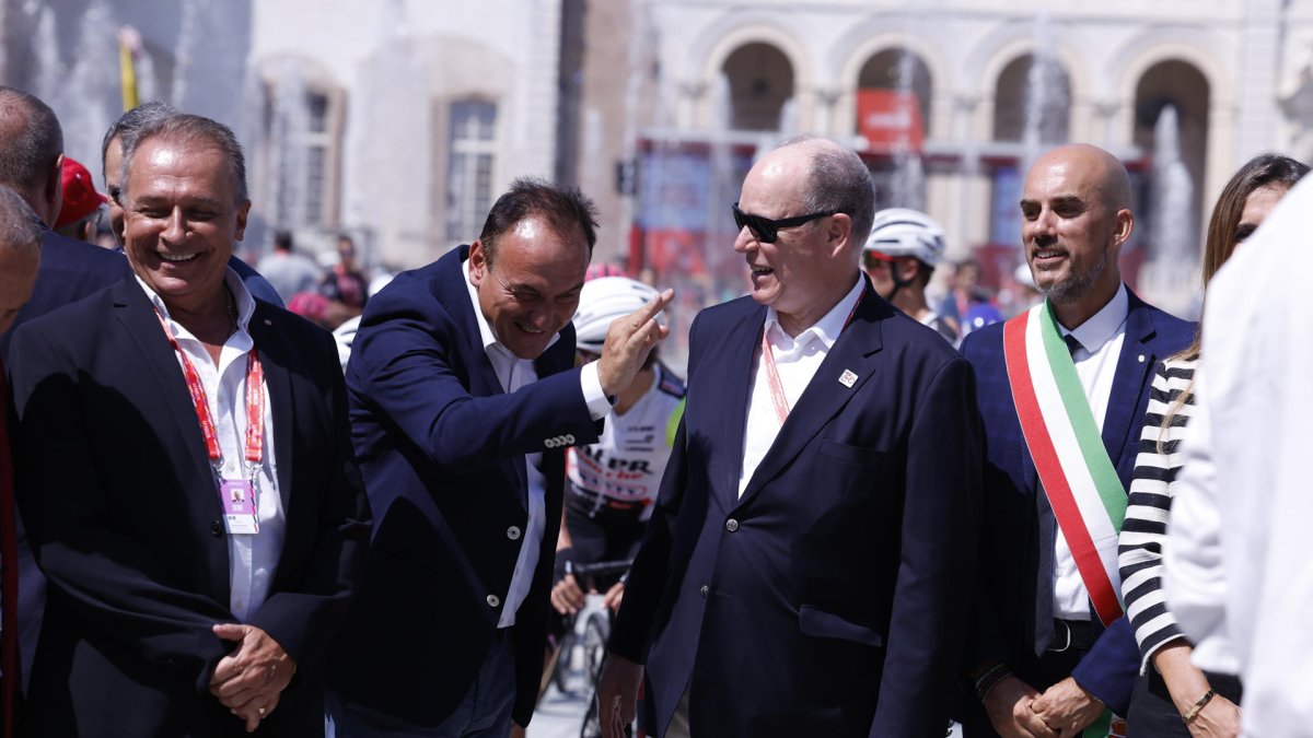 El príncipe Alberto de Mónaco (c), que el sábado asistió a la salida de la primera etapa de 80ª Vuelta a España, en Turín (Italia). EFE/Javier Lizón.