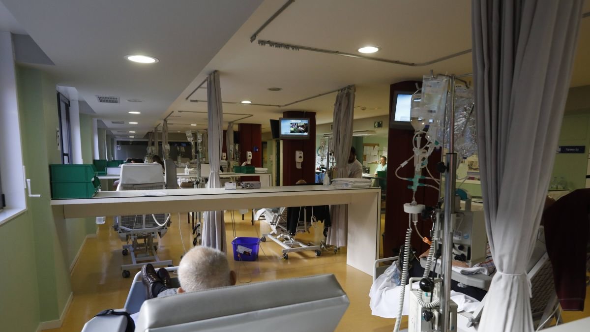 Sala de quimioterapia en el Hospital de León. firma