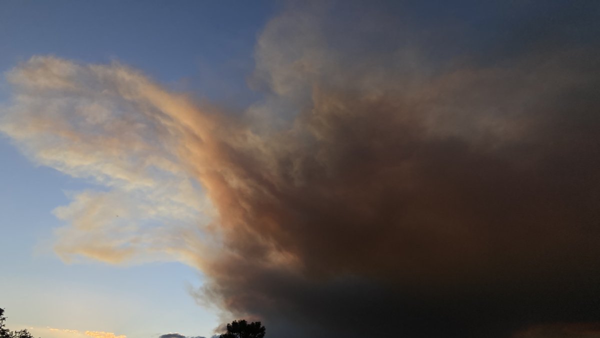 El humo del incendio de Fasgar, sobre La  Cepeda.