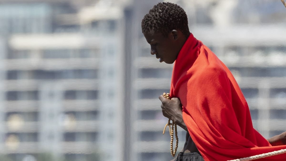 Un joven migrante desembarca en el Puerto de Arguineguín, en Canarias.