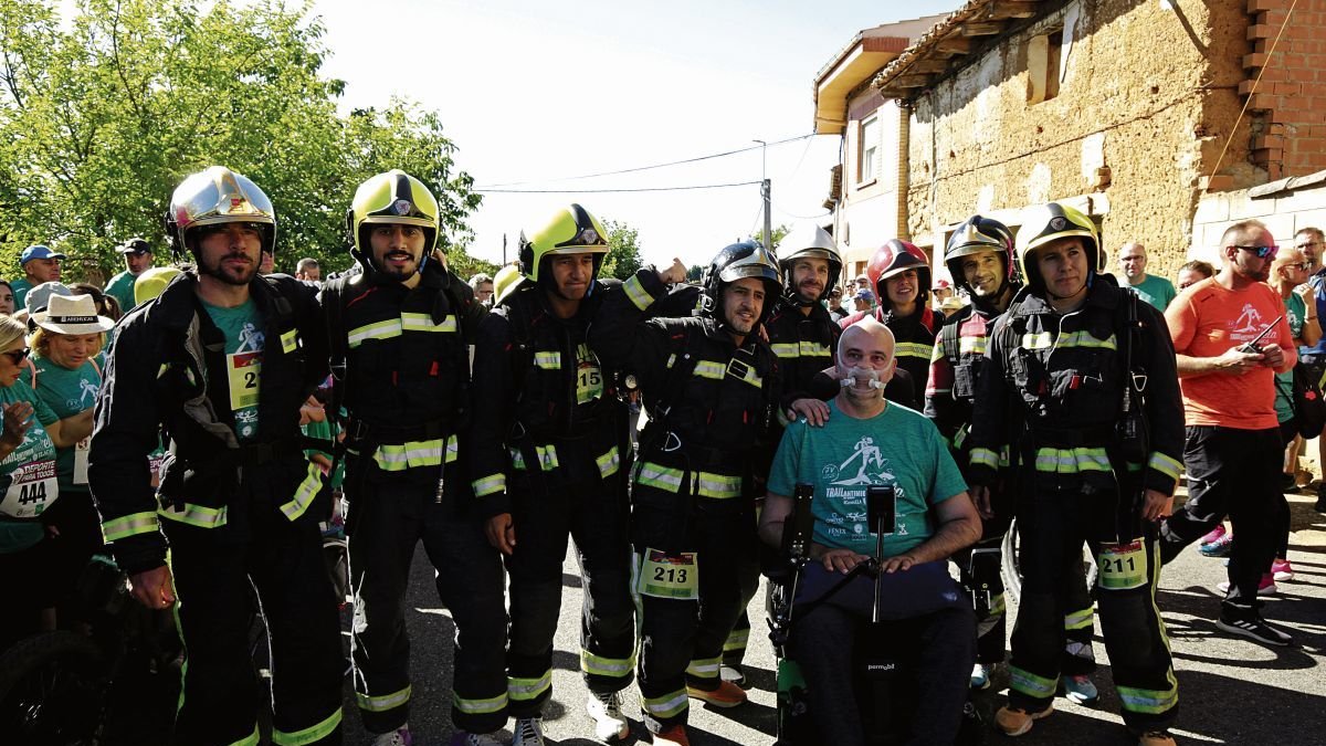 Urbano González junto a los bomberos participantes en la carrera en la edición de 2024. fernando otero perandones