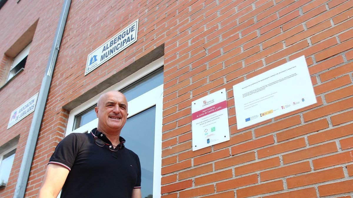 El alcalde de Puente junto al nuevo albergue.