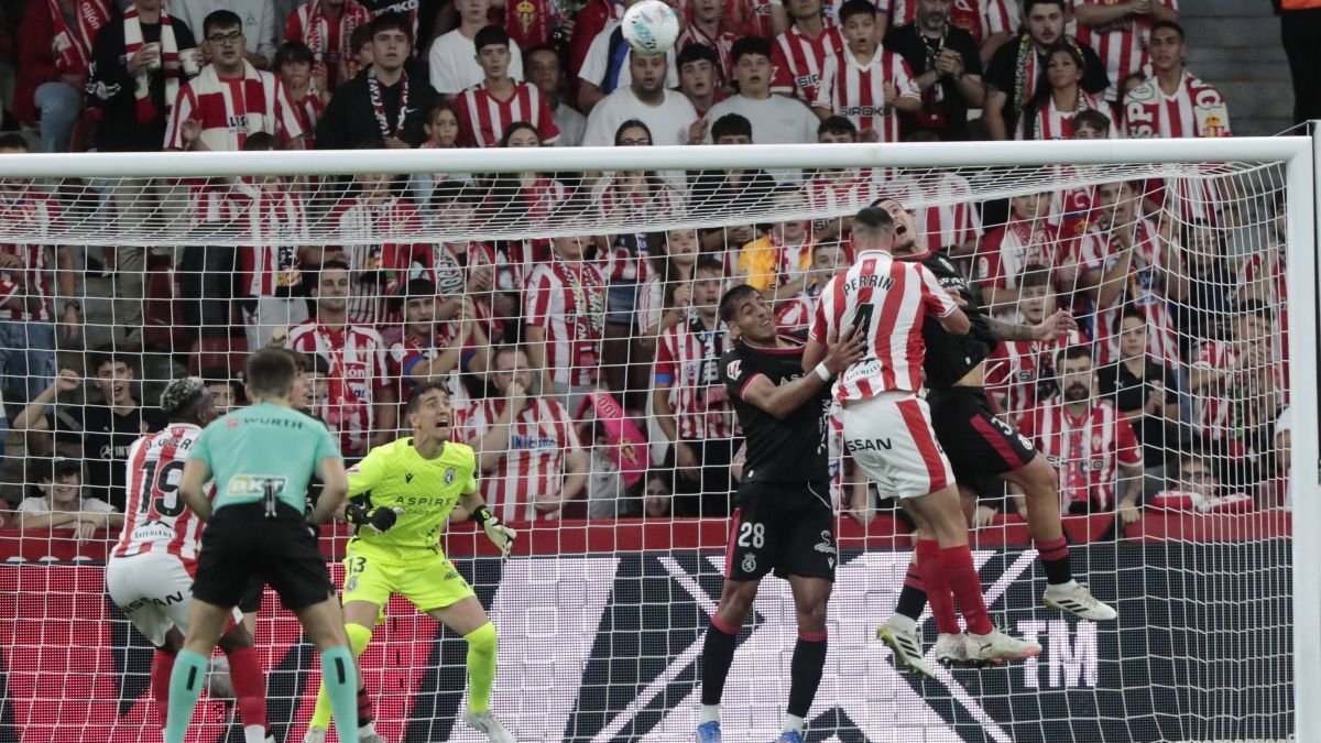 El goleador sportinguista Perri cabecea ante Ojeda y Barzic en un lance del choque.