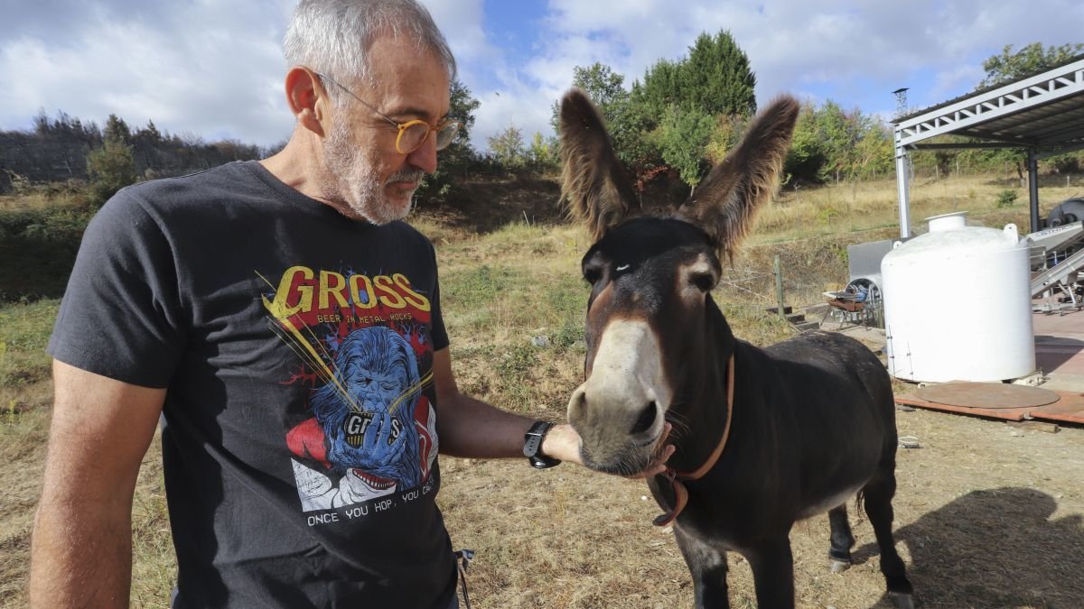 Manuel Otero y ‘Risto’, el burro que alertó a los vecinos de un incendio.