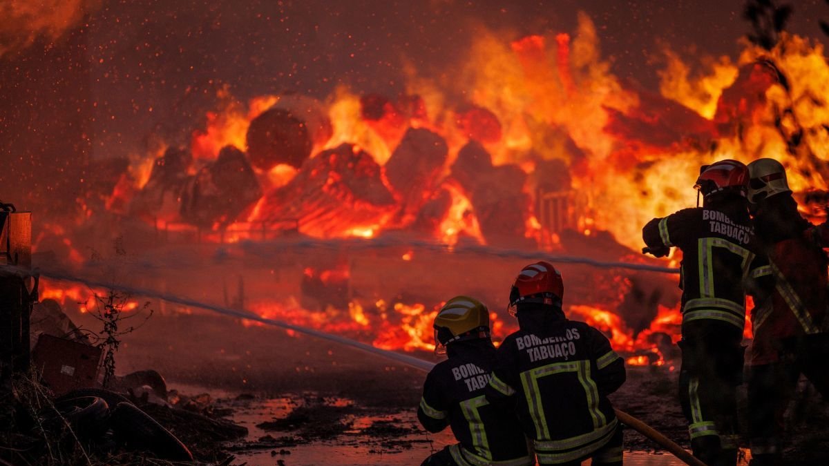 Un incendio en Chaves, la pasada semana.