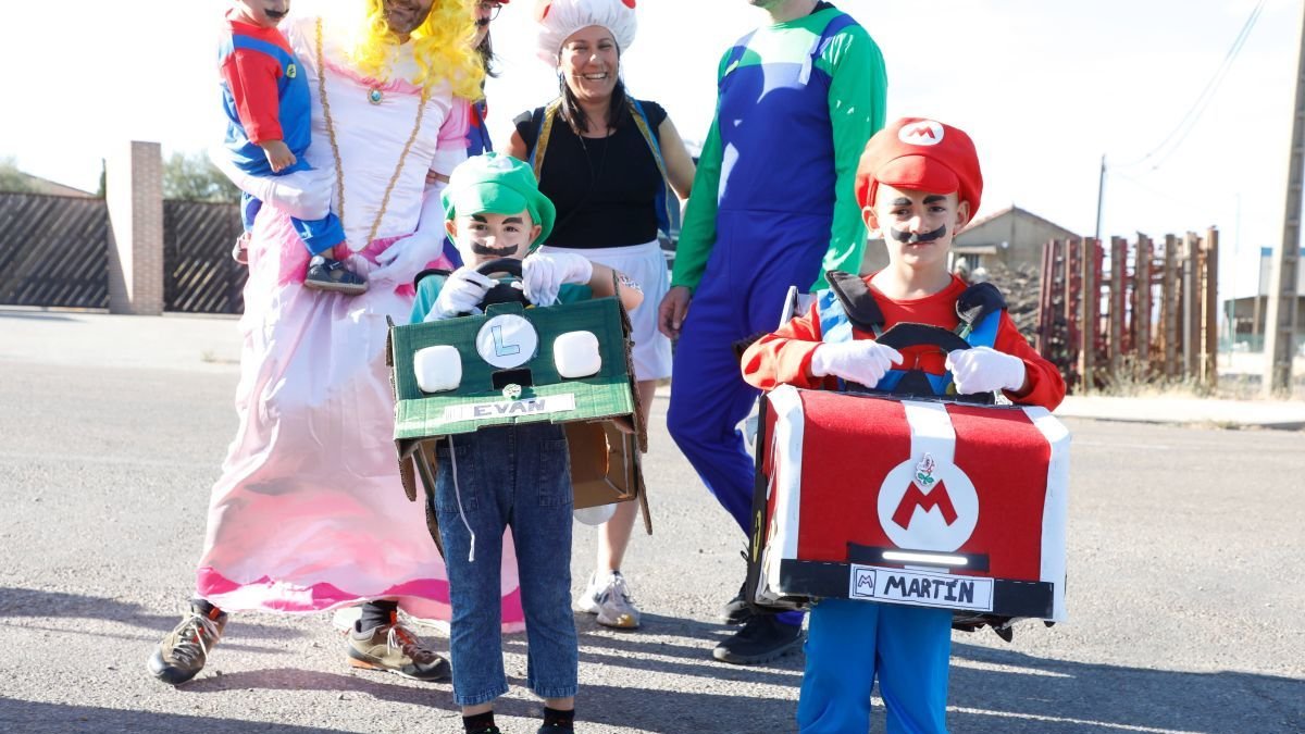 Desfile de carrozas en Matadeón. La localidad celebra cuatro días de fiesta.