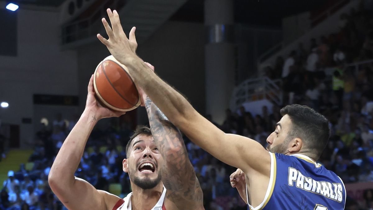 Willy intenta una acción de ataque ante el aro chipriota.