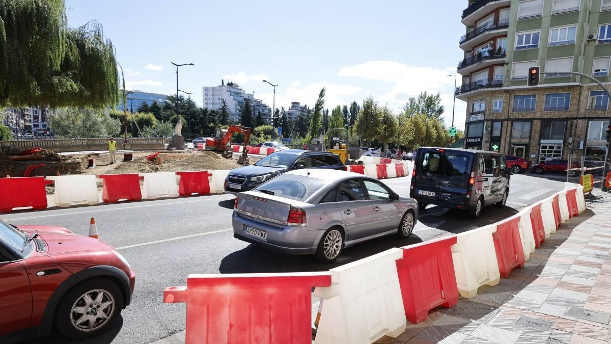 El semáforo del paseo de Salamanca ya no tiene las cámaras de multar. El movimiento de tierra ha cortado un carril.