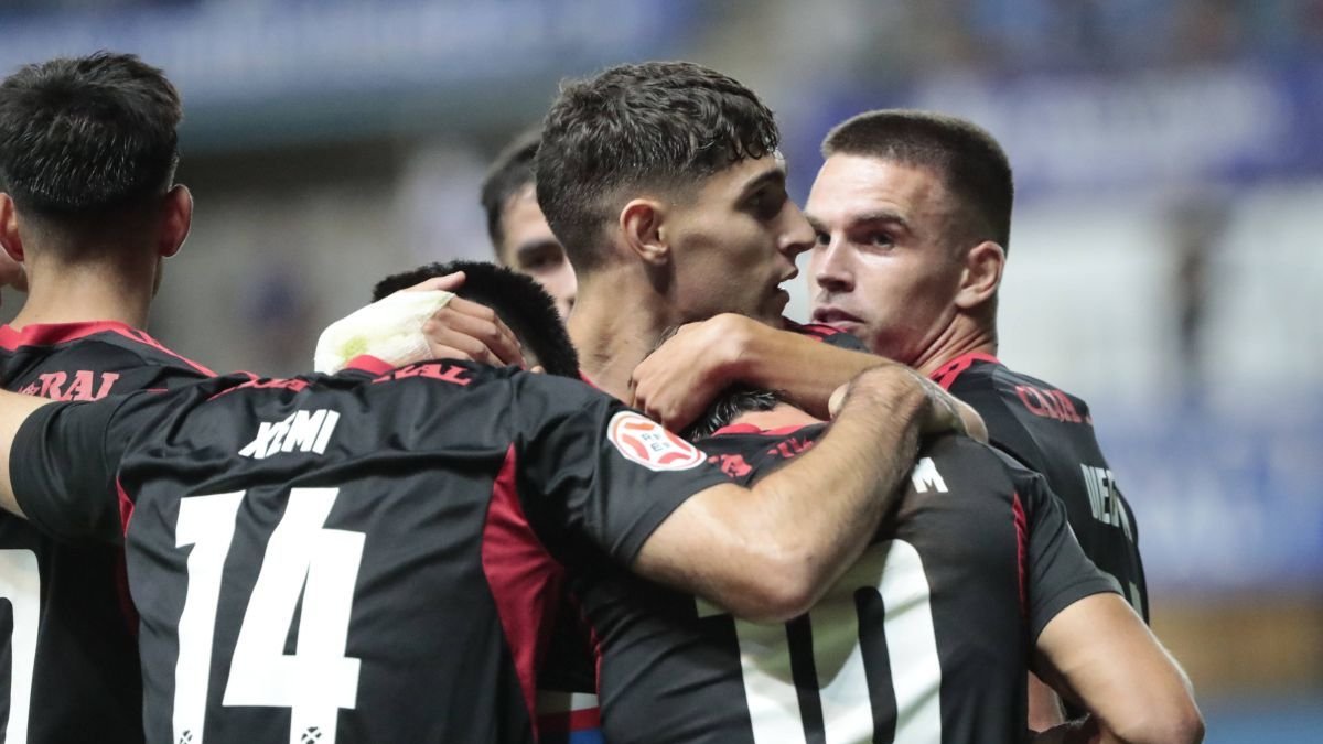 Los jugadores de la SD Ponferradina celebran la victoria frente al Real Avilés en el primer partido de Liga en el estadio Suárez Puerta.