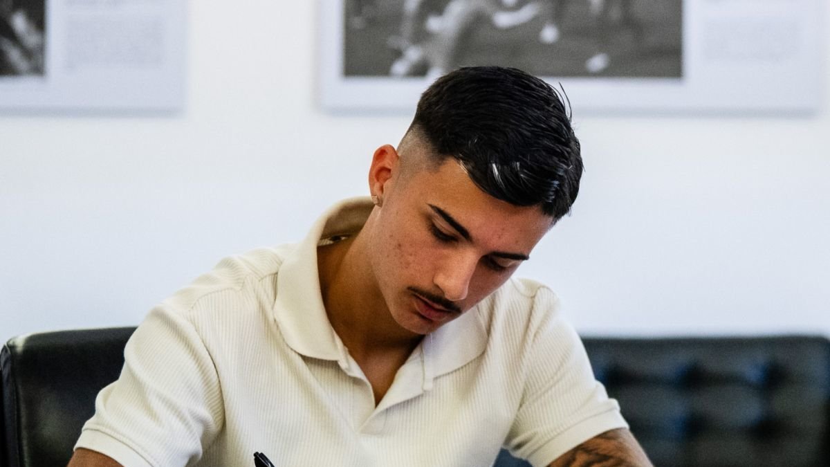 La Cultural firma al extremo de 18 años Paco Cortés cedido por el Levante esta temporada.